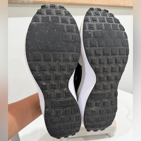 Nike Size9 Women's Waffle Debut Sneakers Beige/Black - Picture 8 of 9